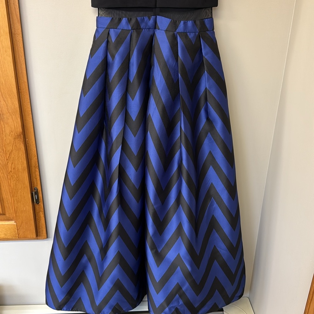 Betsy & Adam Sleeveless Mesh Waist Chevron Print Gown | Black/Blue | sz 8P | GUC - Picture 11 of 12